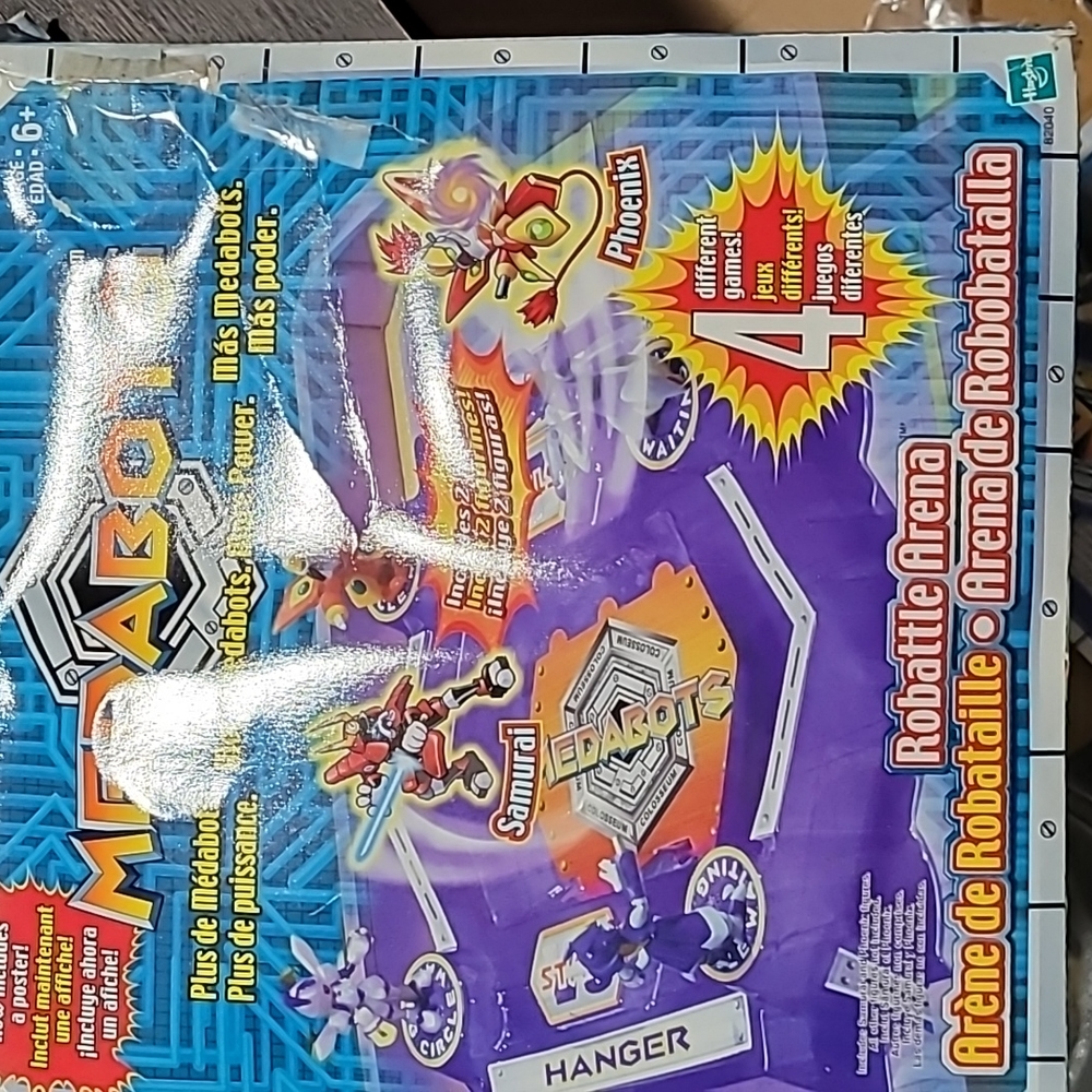 Medabots arena and 4pkgs of medabots